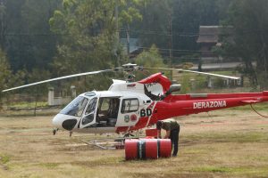 イジェンの空中消火難航