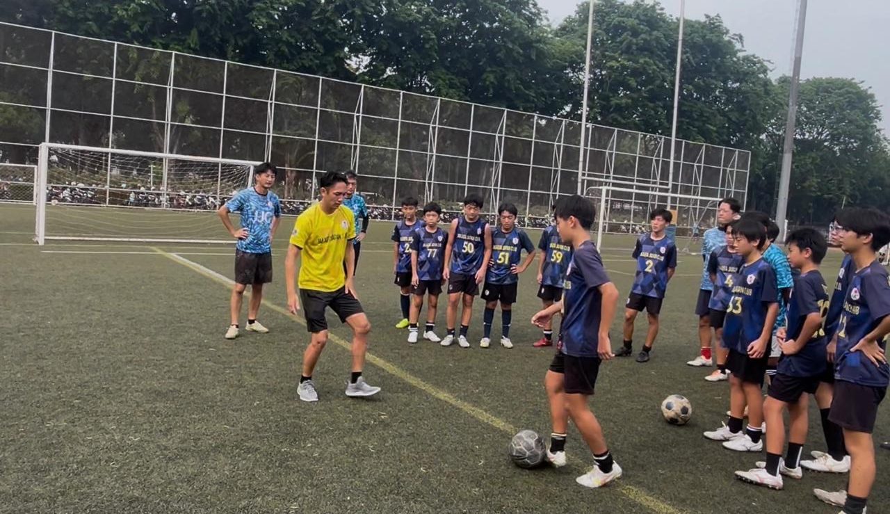 プロサッカー技術を子どもたちに伝授ー吉野恭平選手がJJCジュニアを指導
