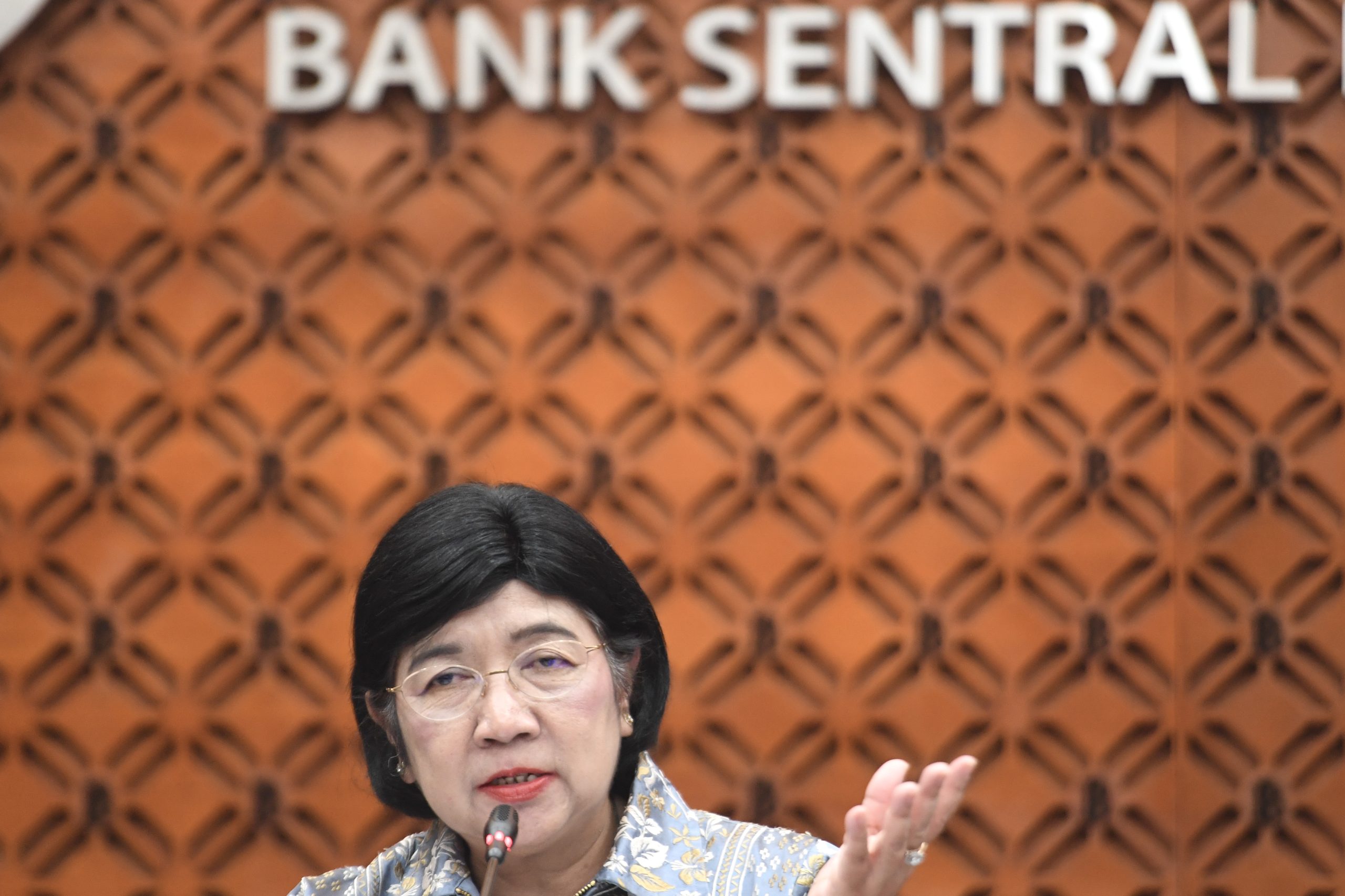 中銀、金利据え置き５・75％