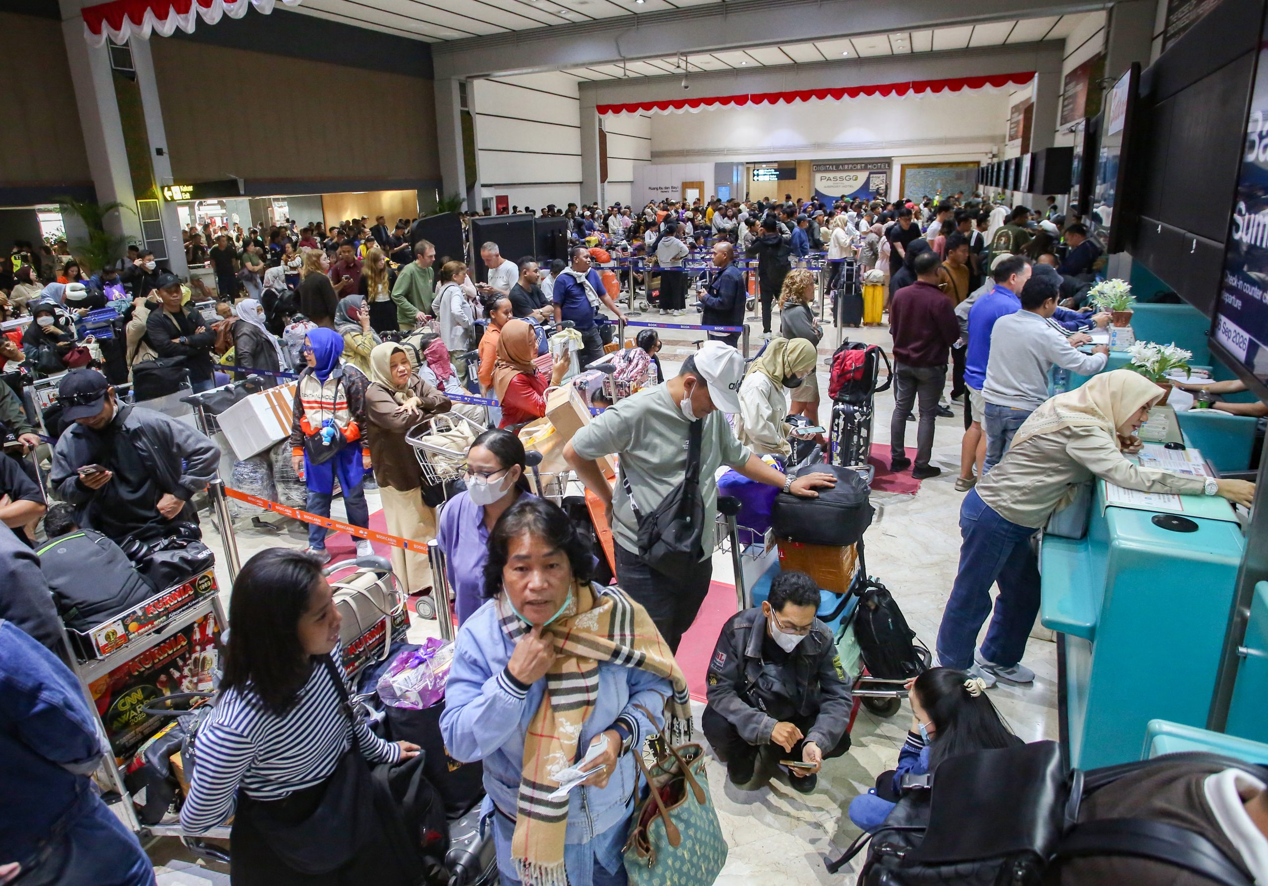 国内各地で７空港が閉鎖ー足止め27万人、代替バス運行も