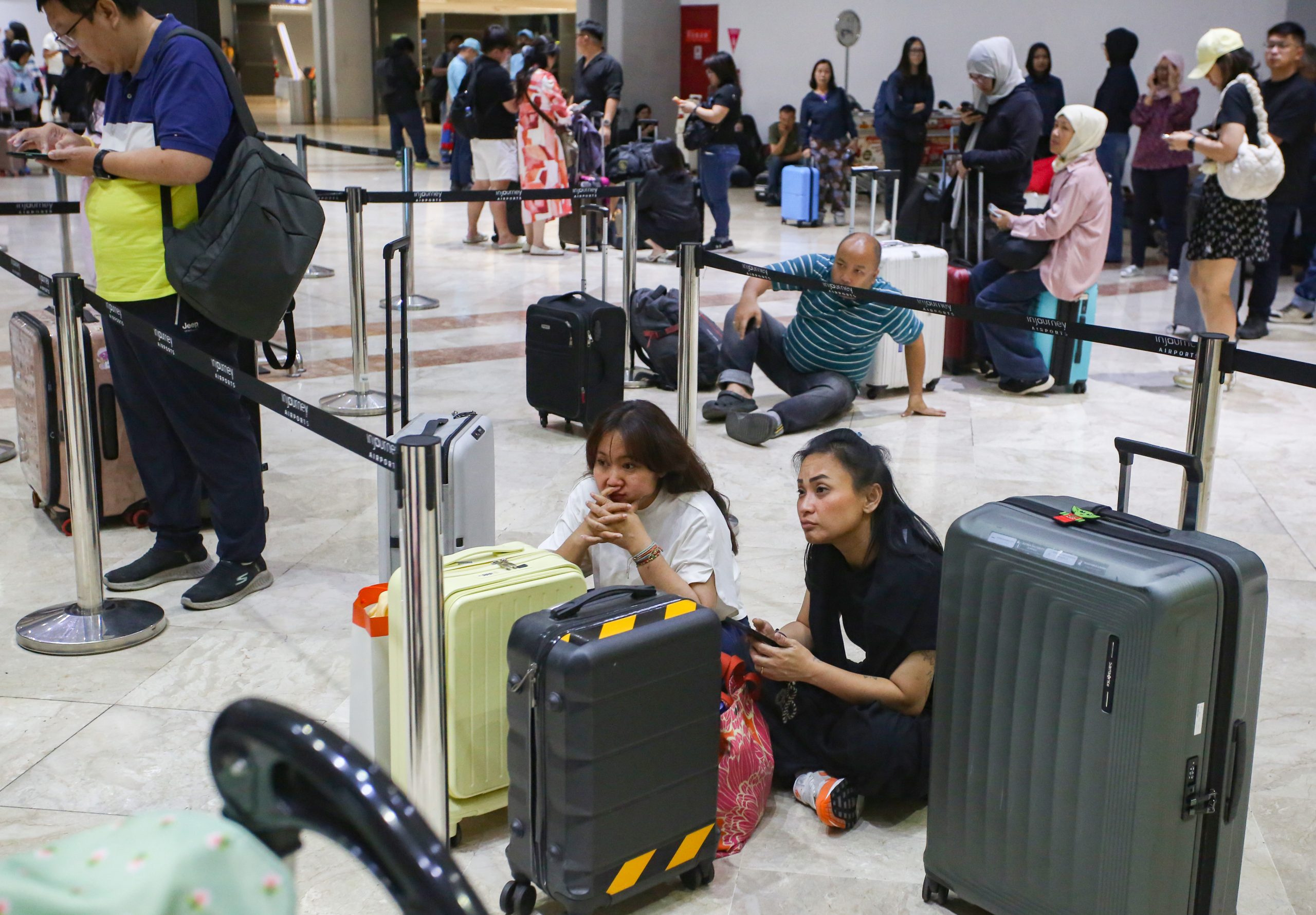 噴火でスカルノハッタ空港閉鎖ー火山灰が到達、２万人超に影響
