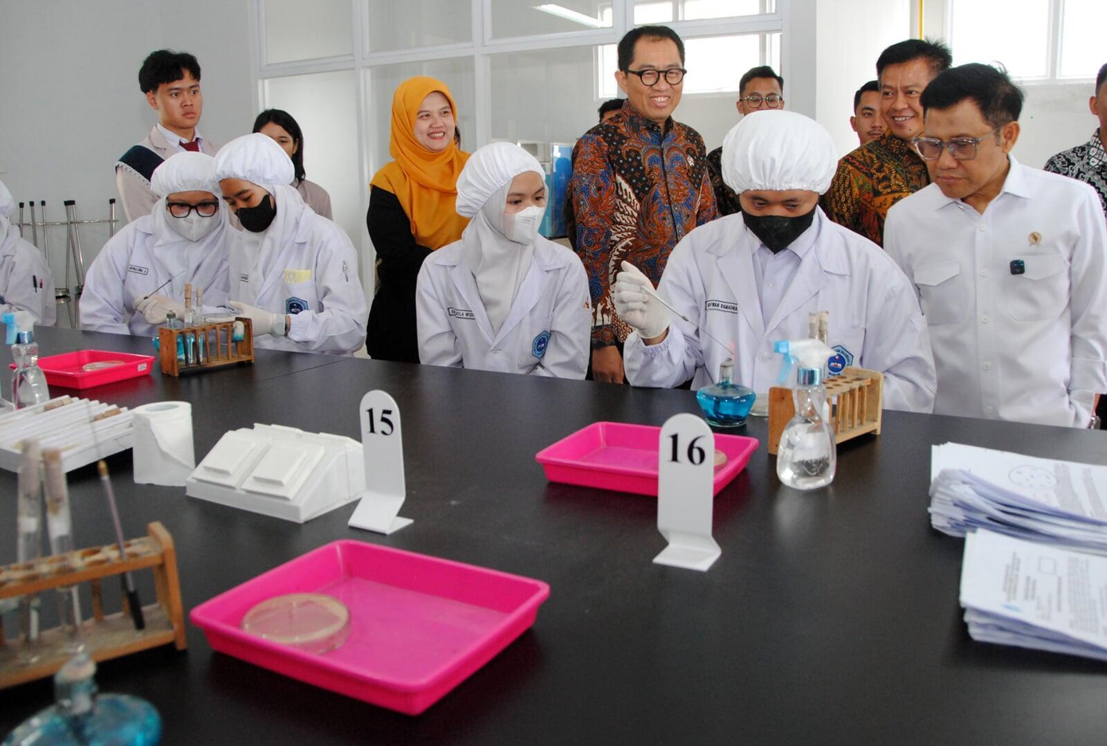 短信ニュース：高卒者50万人を海外へ、政府計画が本格始動