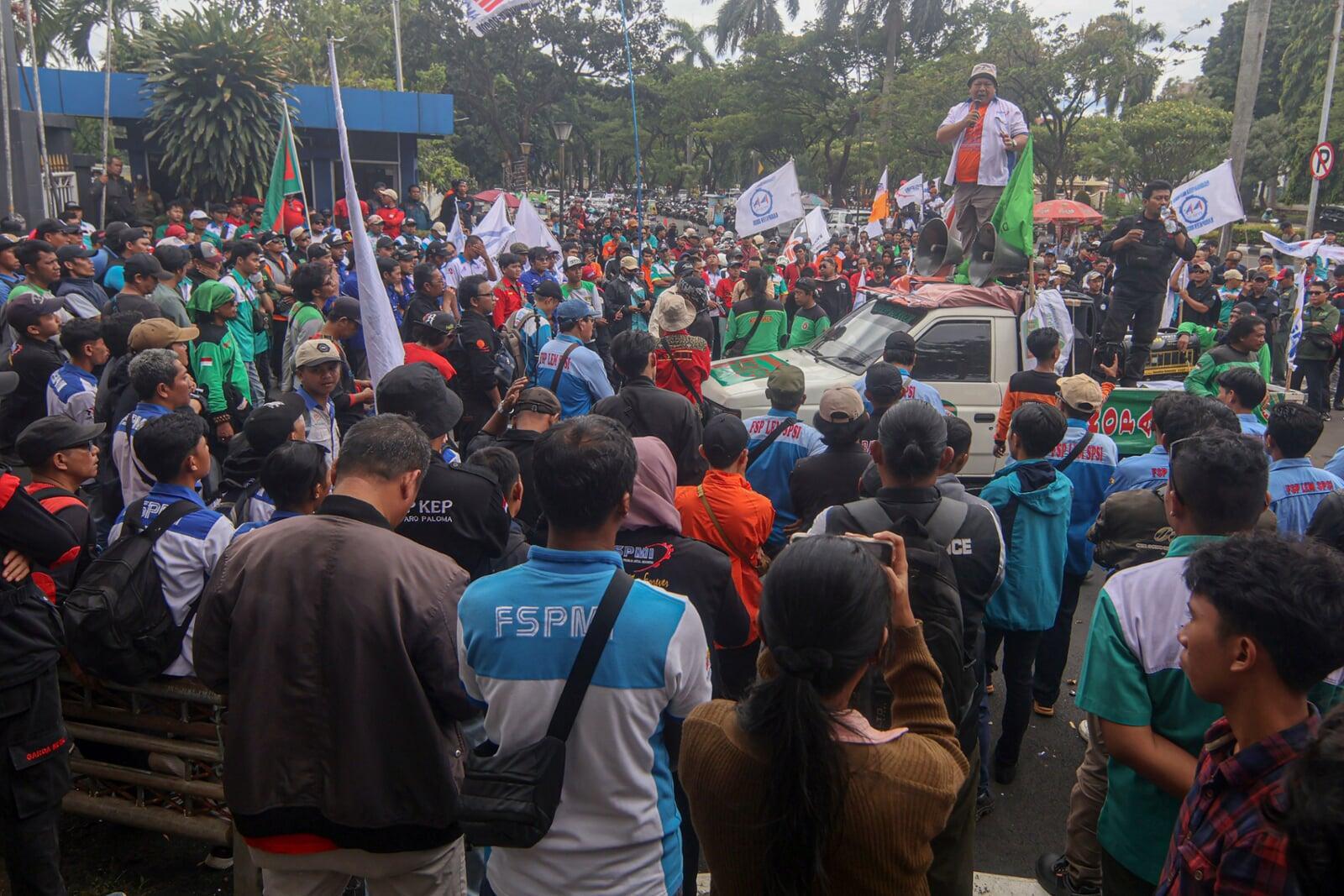 来年の最低賃金、異例の先送り