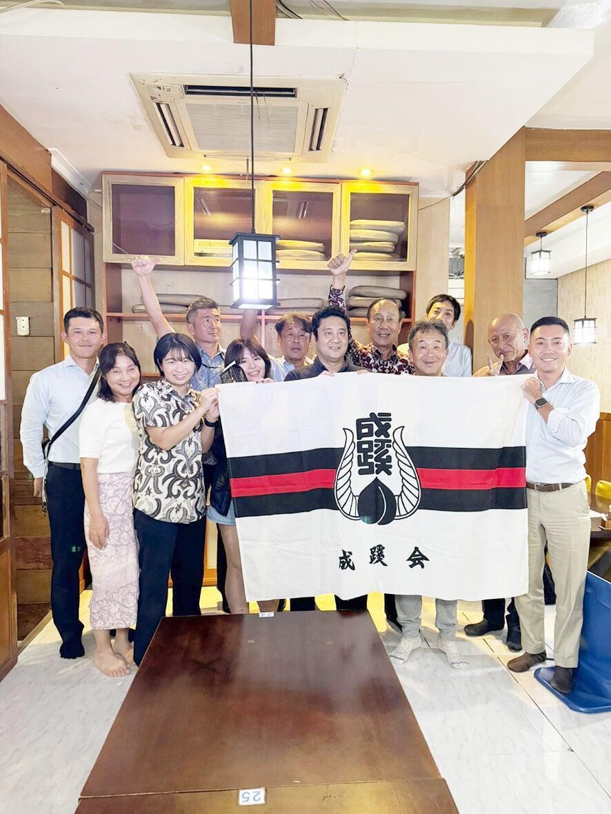 成蹊会　祝勝・忘年会に12人が集う