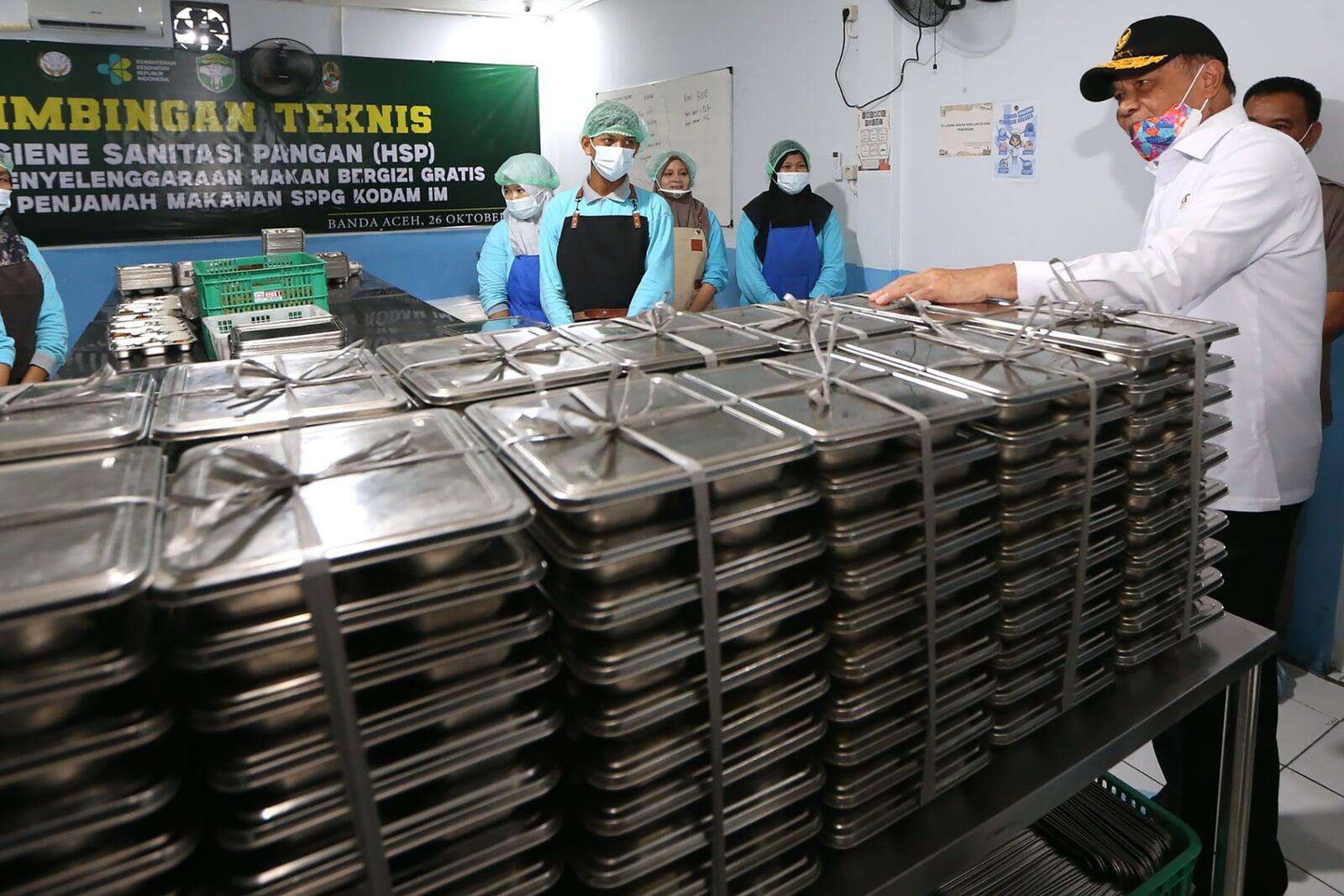 バンダアチェの無償給食を大臣が視察