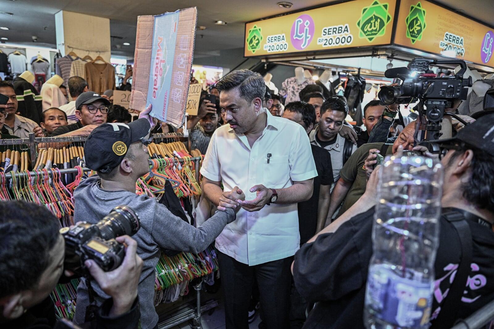 中小企業相が輸入古着実態を視察